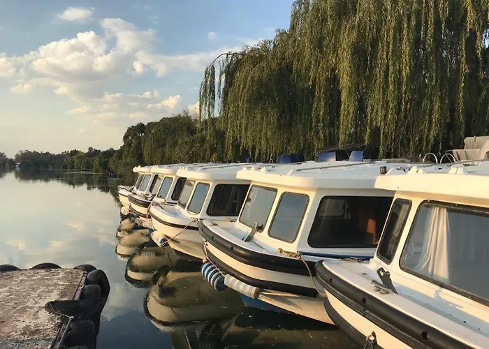 Old Willow Houseboats