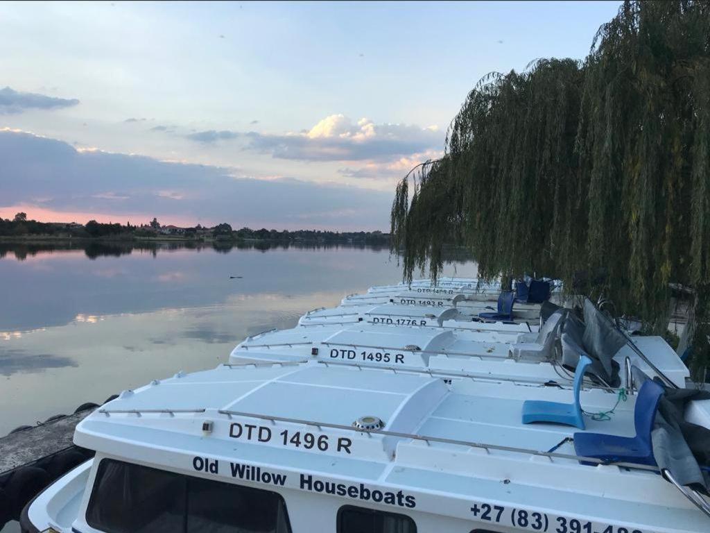 Old Willow Houseboats Apartment *